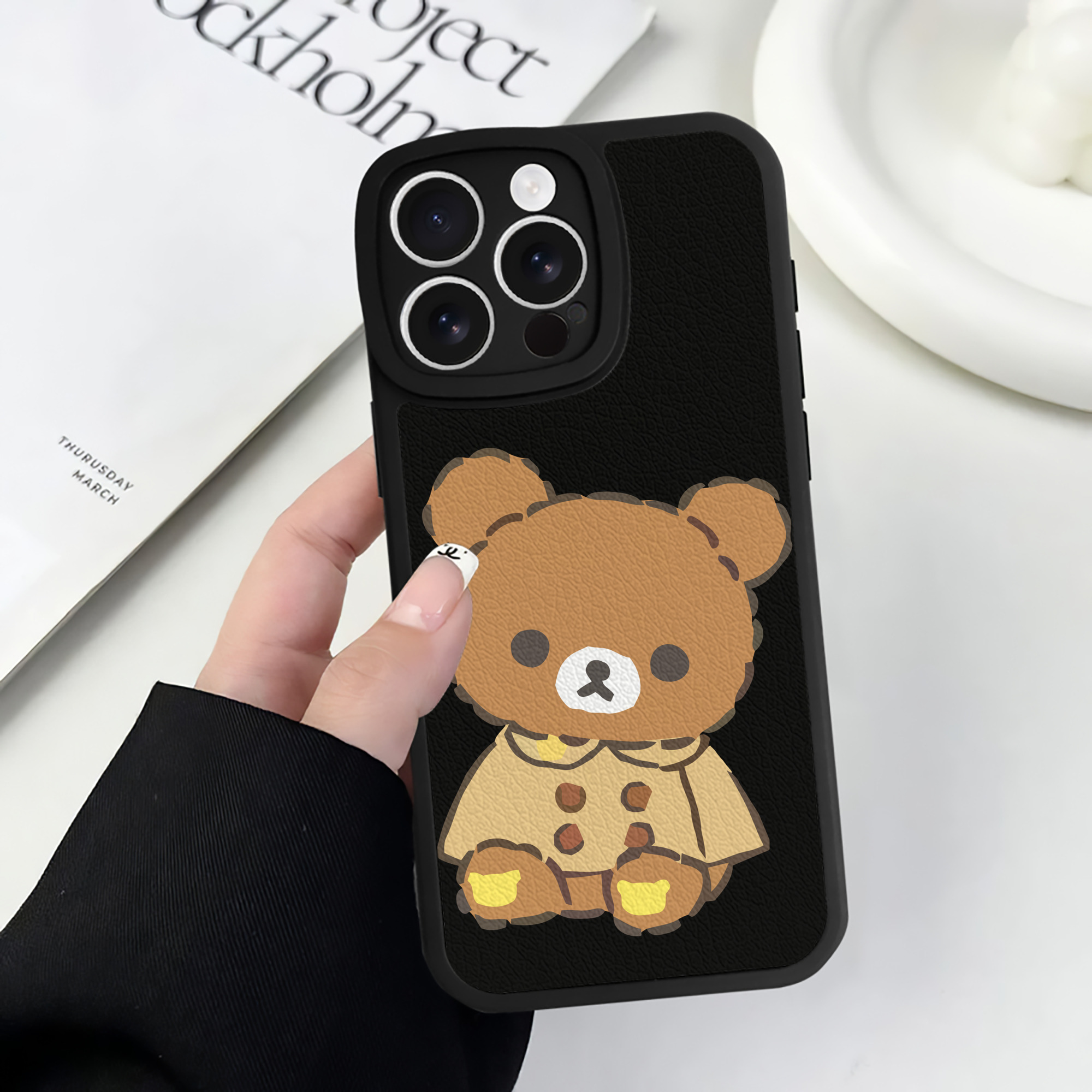 （画像用） リラックマ リラックマ キイロイトリ Rilakkuma Korilakkuma Kiiroitori 【iPhone 16シリーズ対応】シリコンスマホケース（レザー調） 材質：シリコン
